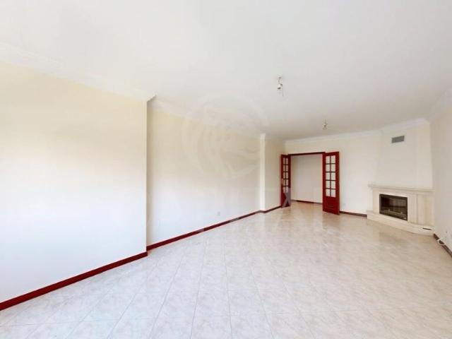 T2 espaçoso com varanda e garagem