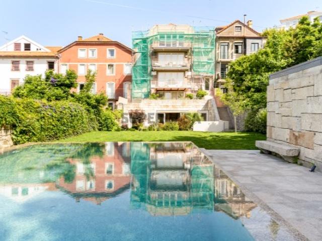 T2 Exclusivo com Jardim Privativo e Vista Rio na Baixa do Porto