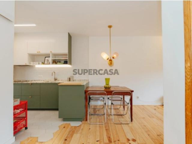 T2 exclusivo, totalmente remodelado e mobilado, com logradouro privativo em Almada