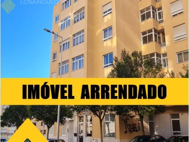 3 Assoalhadas com parqueamento e arrecadação na Av. de Fitares RIO DE MOURO