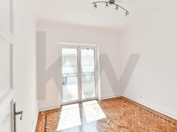 T2 for Rent in Linda a Velha – Excellent Location in Oeiras