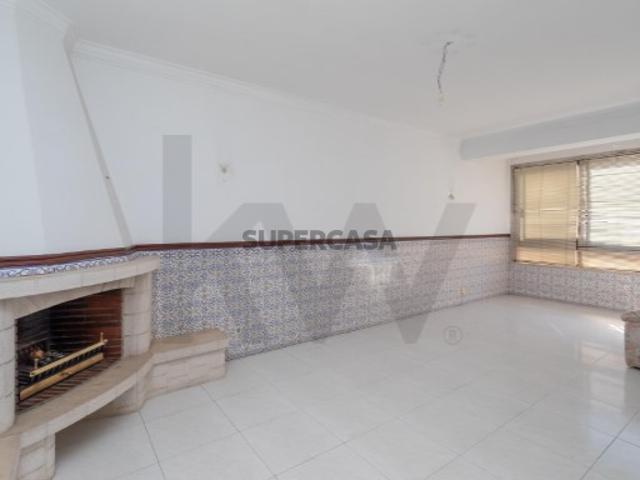 T2 luminoso em Queluz | Excelente oportunidade para viver ou investir