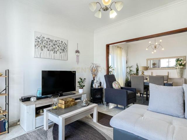 T2 Luminoso na Rinchoa | Excelente Localização | Pronto a Habitar