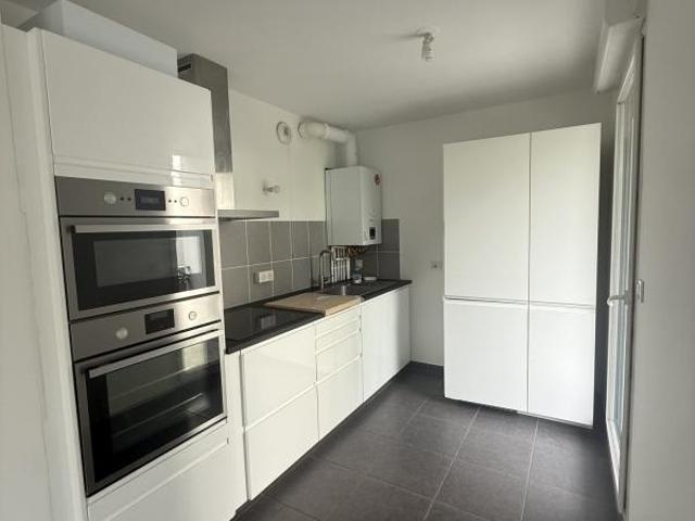 T2 lumineux avec balcon et garage