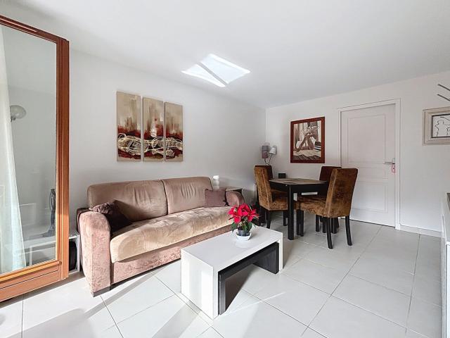 T2 lumineux avec terrasse, cave et parking, piscine, à deux. 39m² Fréjus