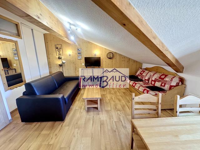 Studio cabine mansardé, libre de tout bail, départ ski au pied à Valmeinier 1800