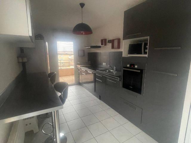 T2 MEUBLÉ 60 m² – TERRASSE 40 m² + BALCON – DERNIER ÉTAGE – PARKING + BOX