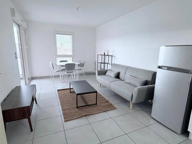 T2 MEUBLE AVEC TERRASSE, STATIONNEMENT, CLIMATISATION, ET PISCIN