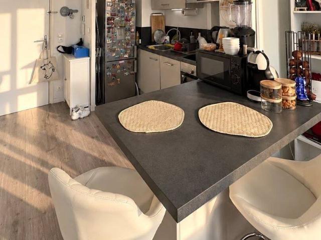 T2 meuble avec balcon, parking et transports au pied de l’immeuble
