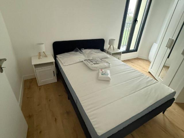 T2 meublé de charme dans ancien corps de ferme rénové – 1 chambre, 1 salle de bains, parking – Proche gare et commodités