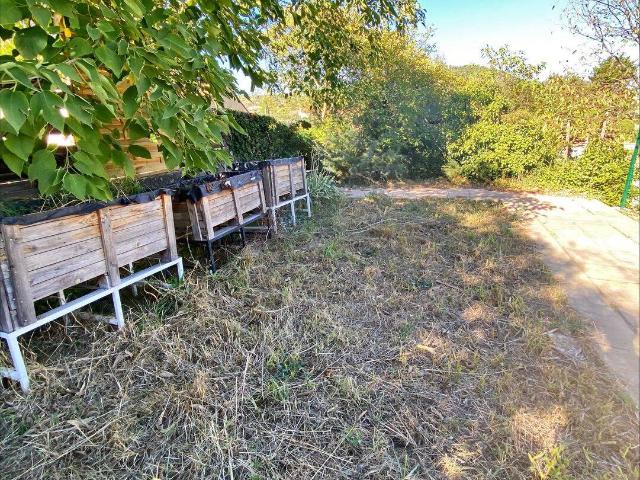 T2 meublé traversant 45 m² refait à neuf, terrasse et jardin privatif clôturé 350 m²