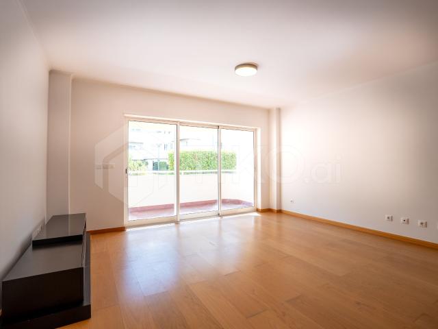 T2 MOBILADO 100 m² PARA ARRENDAR COM VARANDA, GARAGEM E ARRECADAÇÃO NO LUMIAR