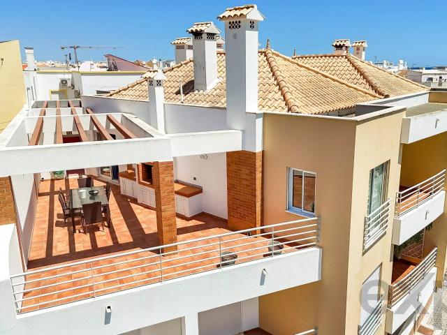 T2 mobilado com terraço e estacionamento no centro de Cabanas de Tavira