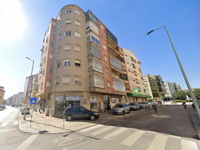 T2 na Amora – Excelente Localização no Centro da Amora