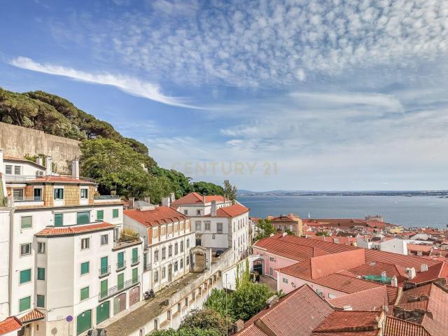 T2 na Costa do Castelo, Garagem e Elevador