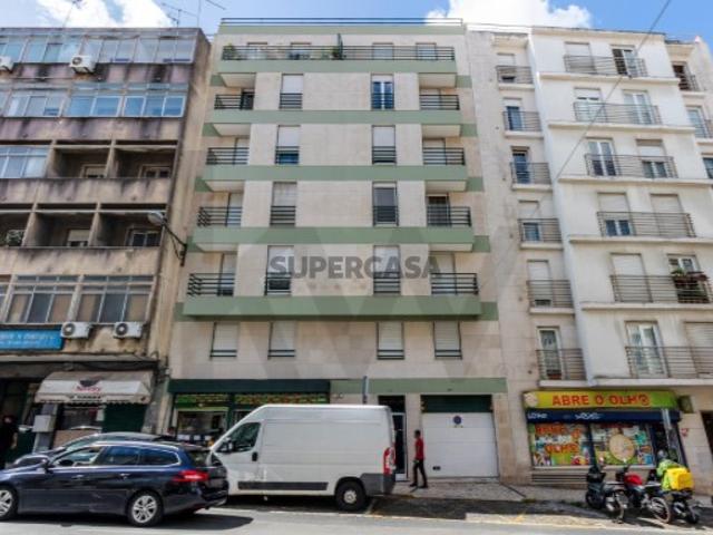 T2 na Rua Morais Soares | c/ Garagem e Elevador