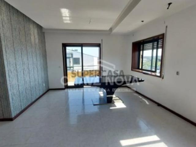 T2 no último piso com terraço e garagem fechada S. Félix da Marinha