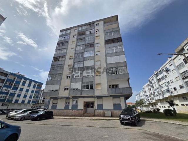 T2 no centro da Arrentela perto da Baia, a 2,5km da estação de comboios