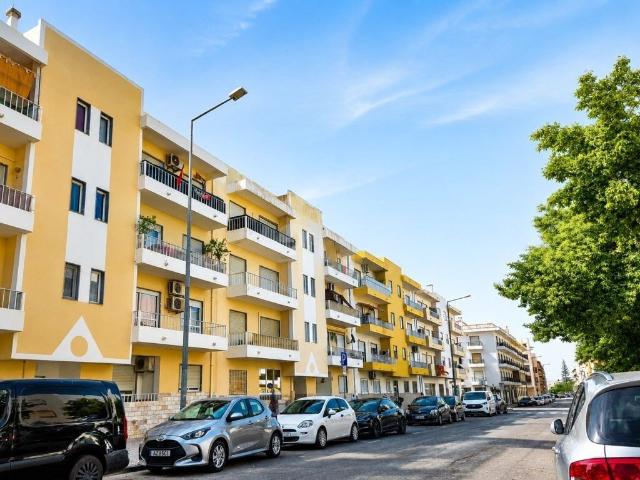 T2 no centro de Olhão | Cozinha renovada | Zona central 94m² Quelfes
