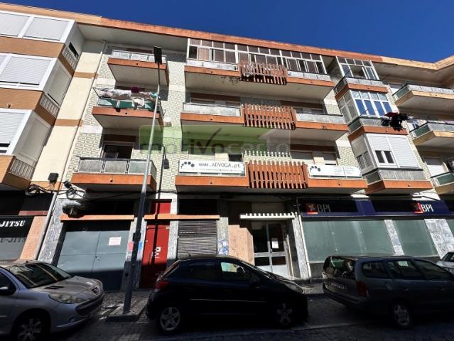 T2 no Centro de Mem Martins, Sintra. Para Remodelação Total