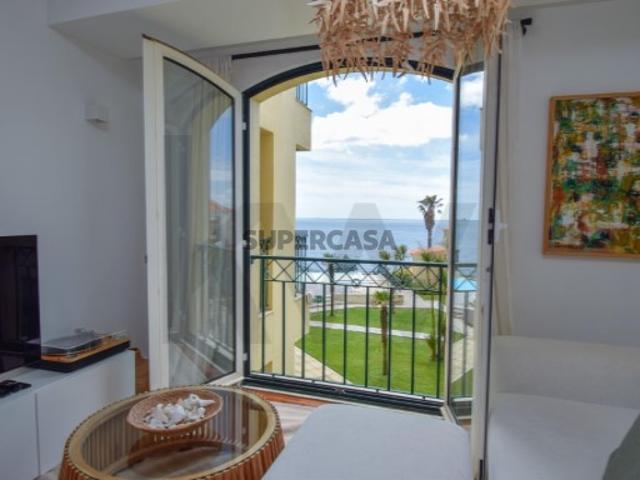 T2 no Condomínio Britânia em primeira linha com vista mar