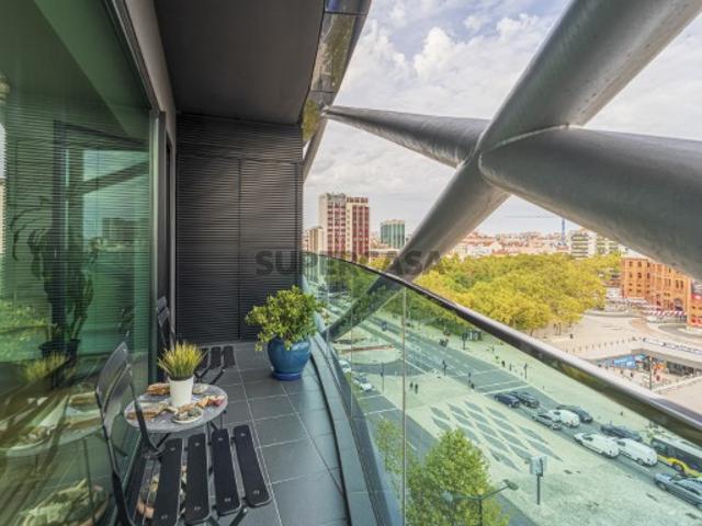 T2 no icónico edifício VARINO 02 com vista sobre o Campo Pequeno Equipado Garagem e Arrecadação 157m2