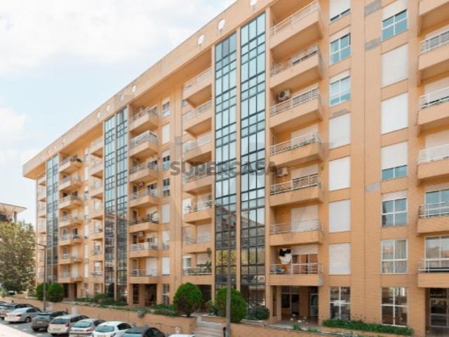 T2 na Rua António Feliciano de Castilho, Solum: 95m² com Varanda, Garagem Box e Elevador