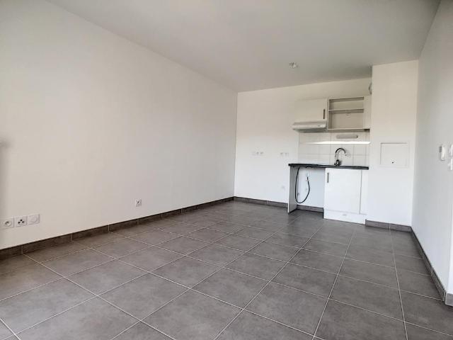 T2 NON MEUBLE – 38m2 – BALCON – PARKING – 69008 LYON