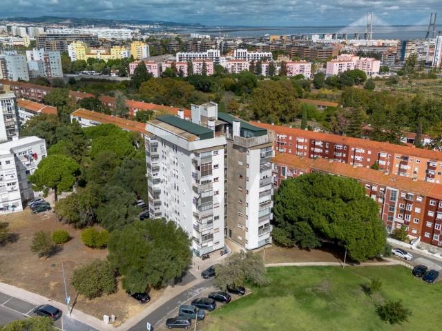 T2 nos Olivais Norte — luz, arquitetura e Metro à porta
