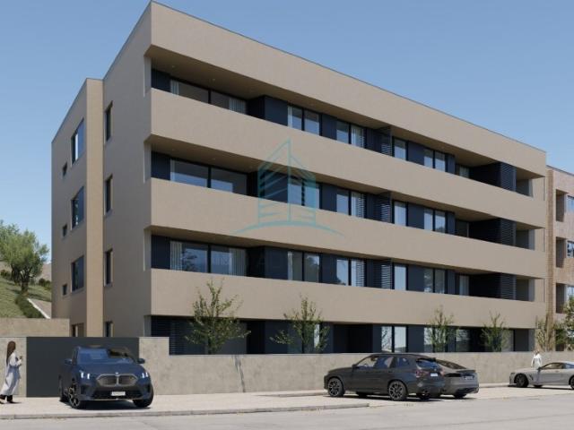 T2 NOVO com varanda e lugar de garagem para 1 Carro no Edificio 'Crasto Living'
