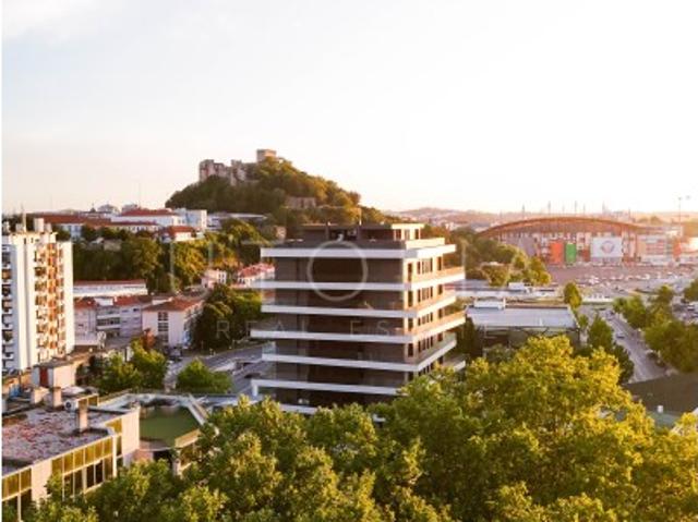 T2 novo com varanda, garagem e piscina D. João III Prestige Residence