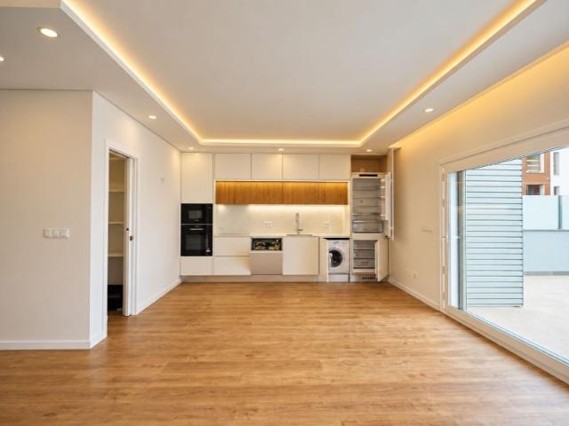 T2 novo de luxo com 100 m² úteis + 100 m² de terraço com churrasqueira