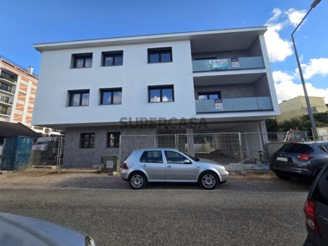 T2 Novo em Casal de Cambra | 2 Parqueamentos + Arrecadação + Churrasqueira | Entrega 2026