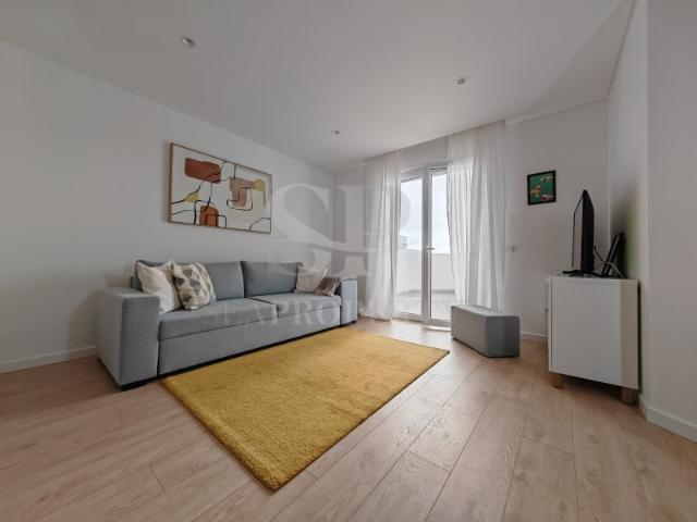 T2 para Arrendamento Anual em Ferrel | Piscina, BBQ, Garagem e a 5 Minutos do Baleal