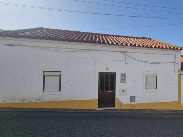 T2 para Recuperação com Terraço e Quintal em Viana do Alentejo