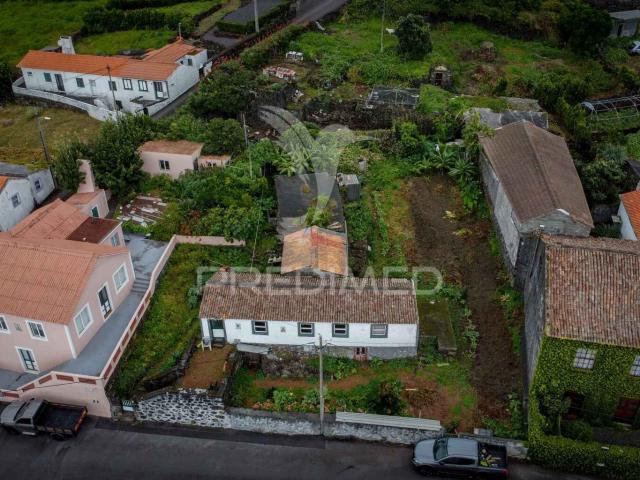 T2 para Remodelação com Vista de Mar e Terreno – São Mateus, Madalena do Pico