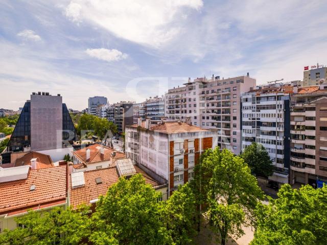 T2, para remodelação total | junto à Praça de Espanha | cent. 84m² São Domingos De Benfica