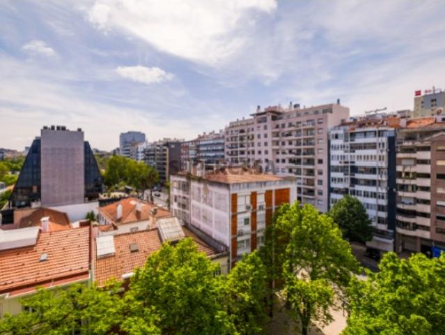 T2, para remodelação total | junto à Praça de Espanha | centro de Lisboa