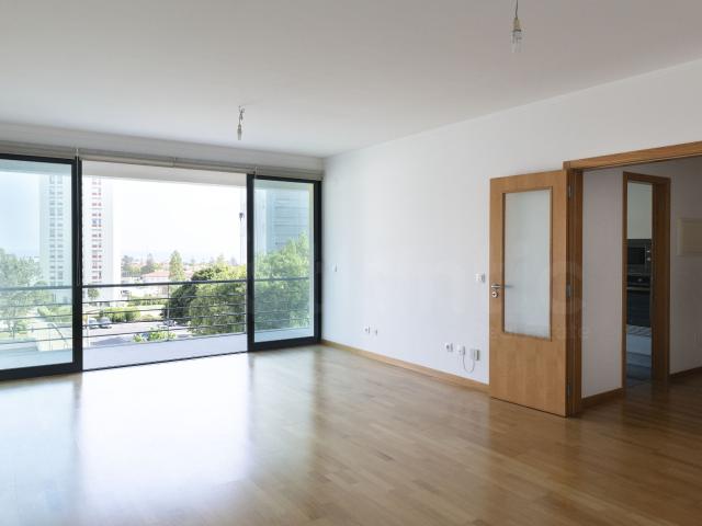 T2 Parede I Sala 29 m2 I Terraço I 3º andar I Garagem box com 25 m² I 2 elevadores I 2008