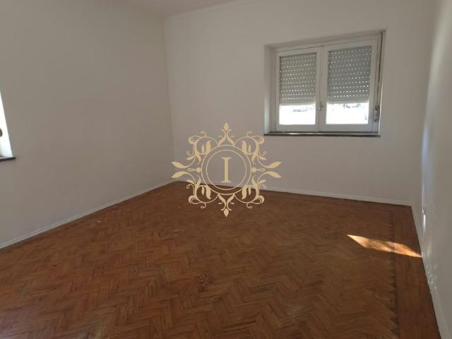 T2 R/C no Montijo junto ao Jardim Municipal – Excelente Potencial de Remodelação