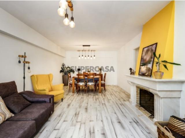 T2 Remodelado na Rinchoa com Suíte, Escritório e Excelente Localização junto a Transportes e Comércio
