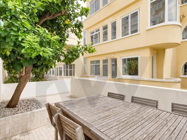 T2 remodelado com 75m2 e terraço privativo, na Ajuda 75m² Ajuda