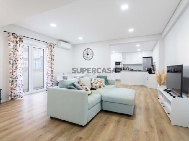 T2 remodelado com 2 varandas e 2 casas de banho completas na Cova da Piedade