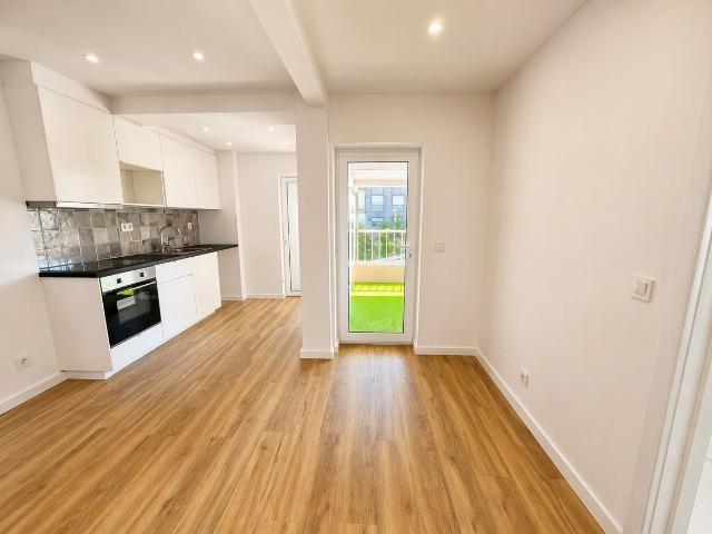 T2 Remodelado com Varanda de 13 m² Queluz
