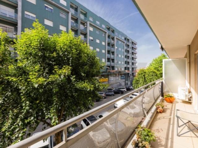 T2 Remodelado com Varanda e Garagem Fechada Nogueiró, Braga