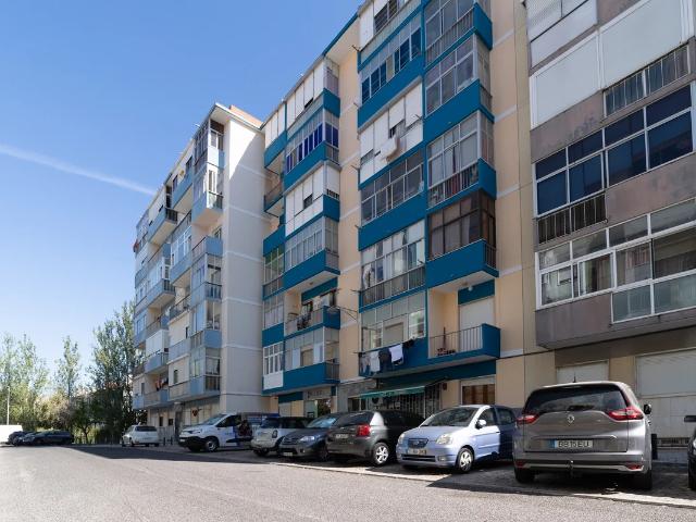 T2 Remodelado com Varanda e Elevador | Cacém