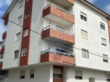 T2 Remodelado com Varanda, Lugar de Garagem e Arrumo | Carvalhos / Mosteiro Pedroso | Vila Nova de Gaia