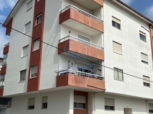 T2 Remodelado com Varanda, Lugar de Garagem e Arrumo | Carvalhos / Mosteiro Pedroso | Vila Nova de Gaia