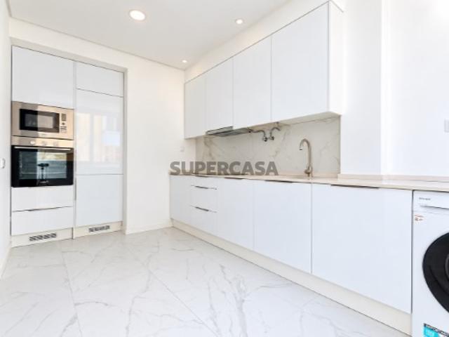 T2 remodelado com varanda, perto do Hospital do Barreiro