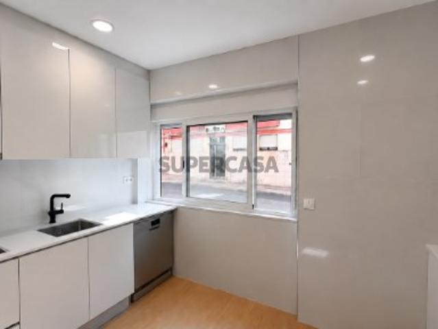 Apartamento T2 remodelado com cozinha equipada e despensa, em Odivelas